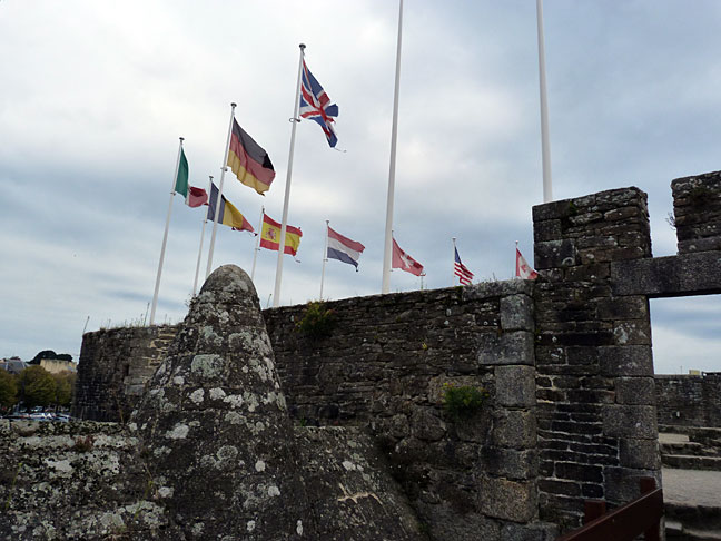 concarneau_flags