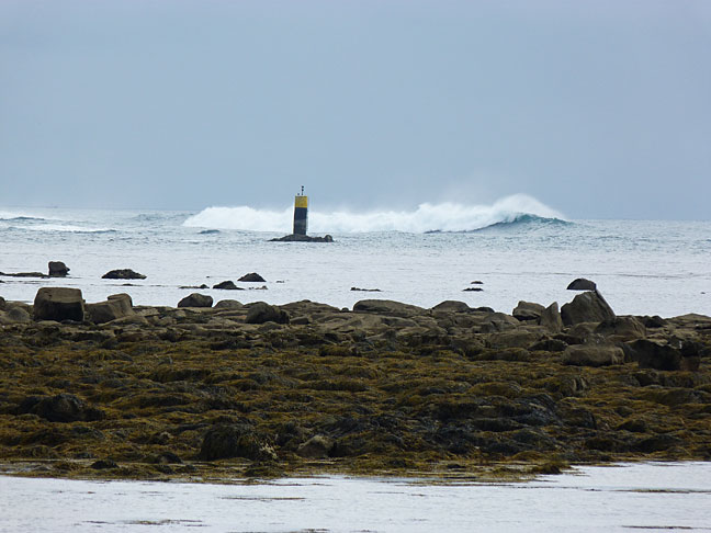 a_lighthouse_waves