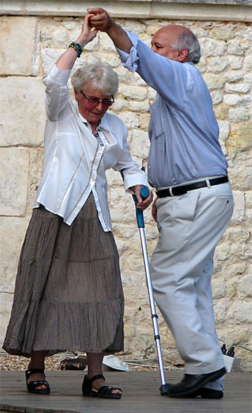 k_concert_crutches