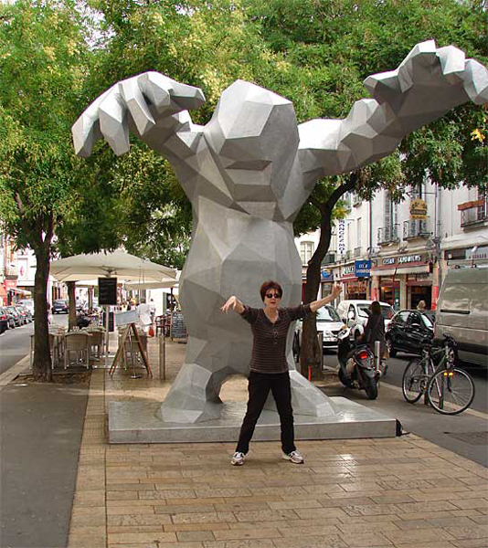 r_lemans_statue