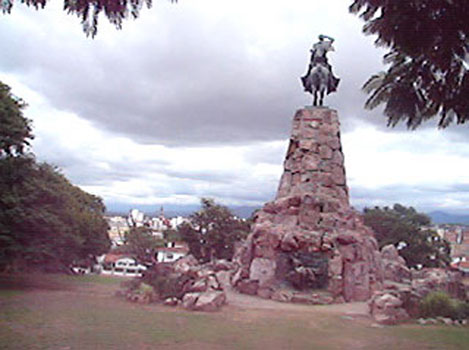 3from_G&uuml;emes_monument