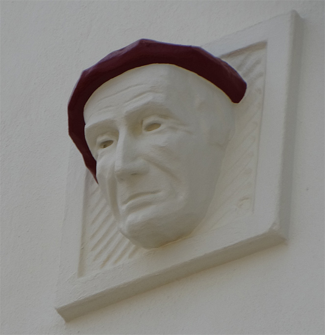 a_beret-sculpture
