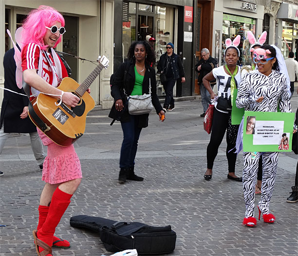 h_guitarist_pink_hair